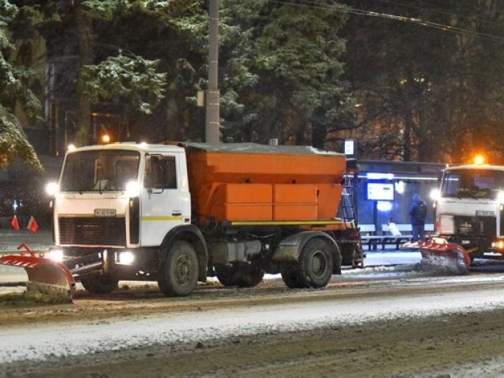 На дорогах обласного центру Волині працює снігоочисна техніка