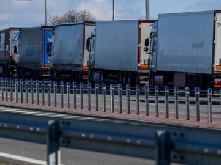 Польща призупинила пропуск українських вантажівок без дозволів на міжнародні перевезення