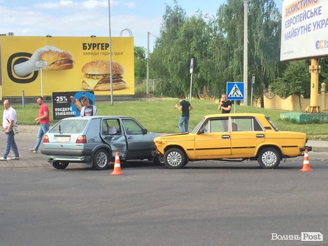 У Луцьку зіткнулись два легковики. ФОТО