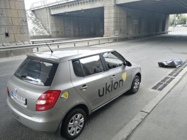 Чоловік загинув, впавши з мосту на проїжджу частину