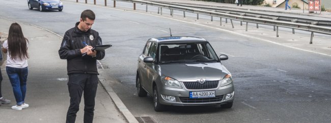 Чоловік загинув, впавши з мосту на проїжджу частину