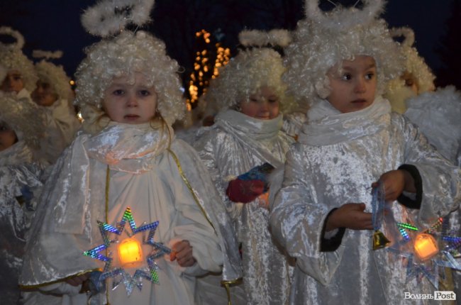 На головній пішохідній вулиці Луцька засяяла алея різдвяних янголів. ФОТО