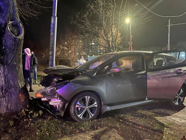 Авто збило світлофор та врізалося у дерево: у Луцьку сталася ДТП