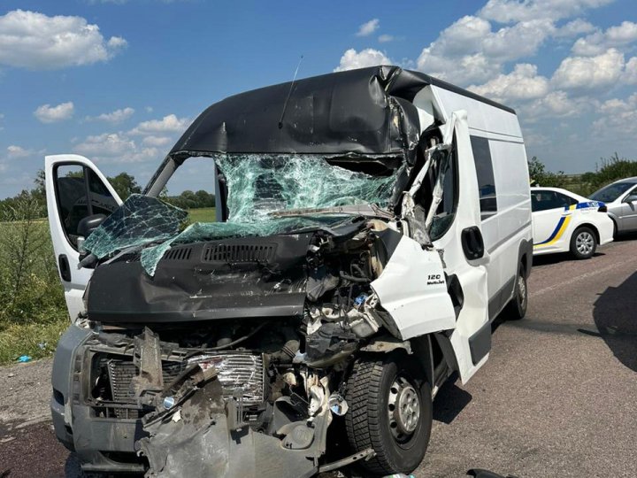 На Волині зіткнулися бус та вантажівка: водій легковика загинув