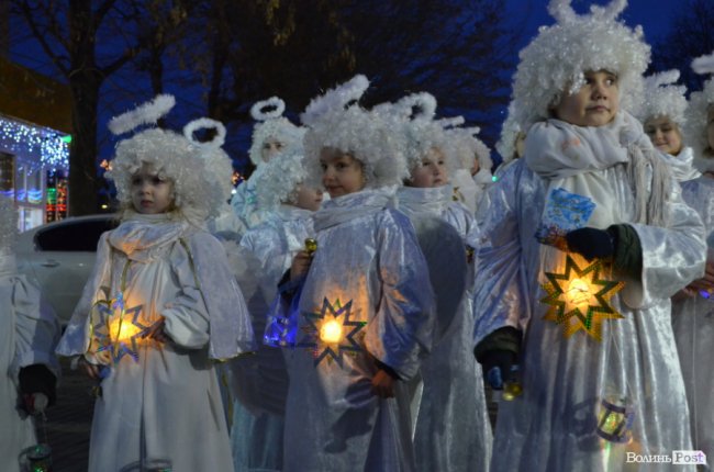 На головній пішохідній вулиці Луцька засяяла алея різдвяних янголів. ФОТО