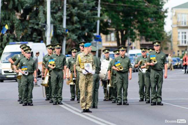 «Він був справжнім»: Луцьк попрощався із загиблим на Сході Олександром Білоусом. ФОТО