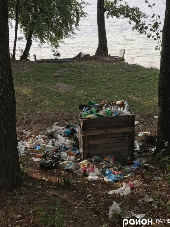 На узбережжі волинського озера – гори сміття. ФОТО