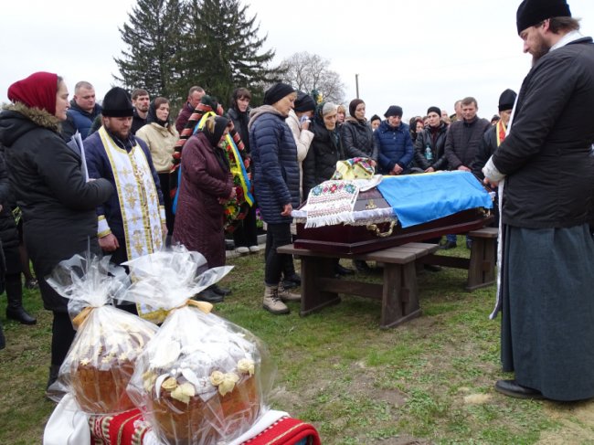 Уквітчаними вулицями провели в останню дорогу Героя з Волині Володимира Сохацького. ФОТО