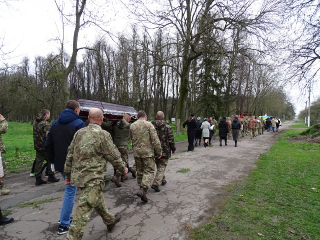 Уквітчаними вулицями провели в останню дорогу Героя з Волині Володимира Сохацького. ФОТО