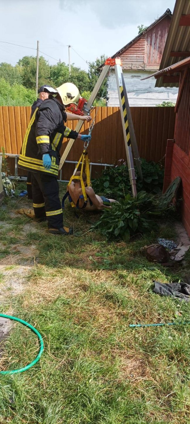 Один був мертвий, інший — у стані агонії: на Волині з каналізації дістали двох чоловіків. ФОТО