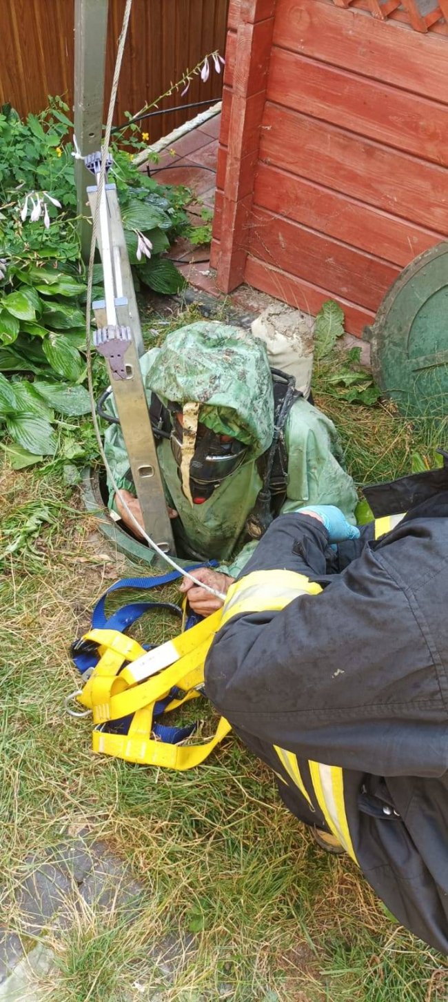 Один був мертвий, інший — у стані агонії: на Волині з каналізації дістали двох чоловіків. ФОТО