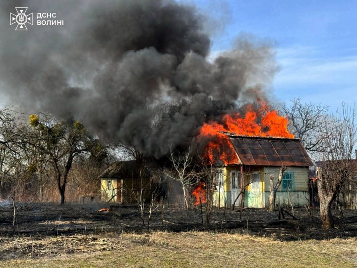 На Волині через підпал сухої трави загорілися два дачні будинки та три хати-пустки