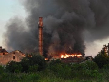 На Львівщині масштабна пожежа: горить завод. ФОТО. ВІДЕО