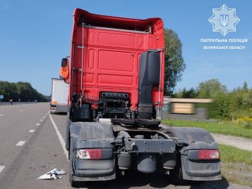 На Волині п`яний водій вантажівки в’їхав у припаркований автомобіль