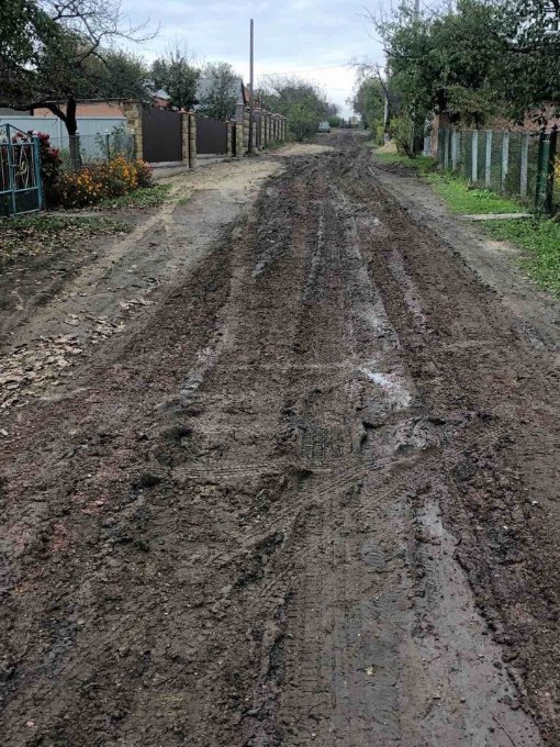 Після ремонту водогону вулиця у Нововолинську перетворилась на болото. ФООТО