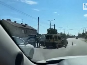 У Луцьку — аварія за участі трьох авто. ВІДЕО