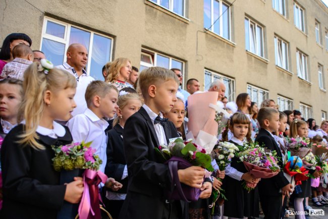 З нардепом і велетенським ведмедем, але без промов: перший дзвоник у луцькій школі №9. ФОТО