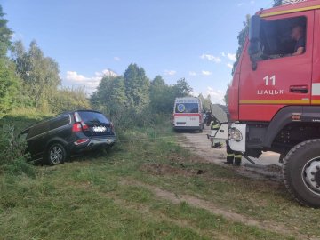 На Волині автомобіль злетів у канаву з водою та перекинувся. ФОТО