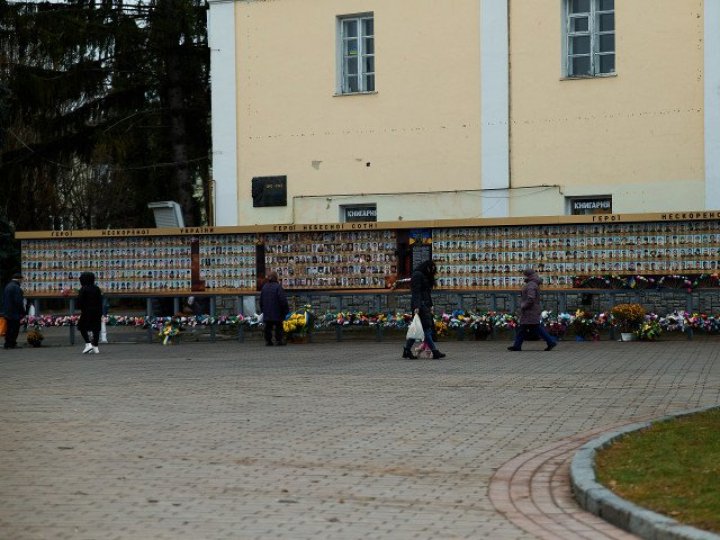 У Луцьку хочуть перенести стенд із портретами Героїв