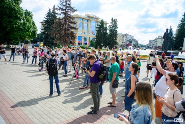 Не хочемо жити у смороді: лучани вийшли на акцію протесту. ФОТО