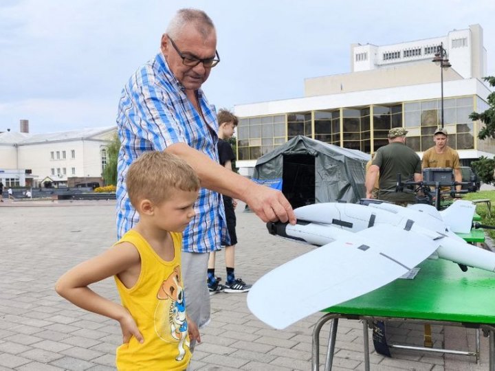 У центрі Луцька представили виставку БпЛА і стрілецької зброї