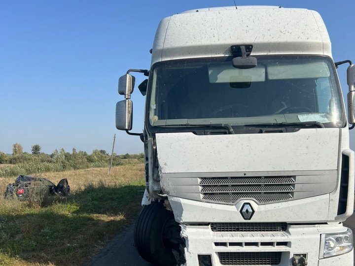 На Волині вантажівка в’їхала в авто, яке стояло на узбіччі дороги: четверо людей госпіталізували