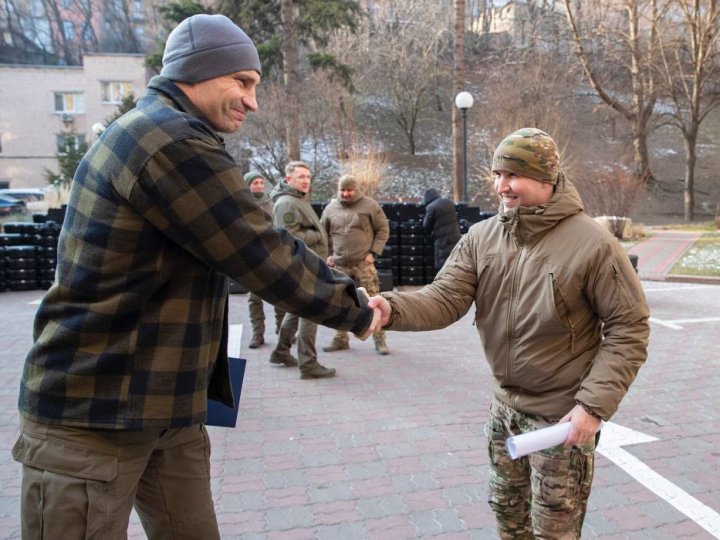 Кличко передав на передову майже 600 Мавіків та FPV-дронів, пересувні автомайстерні та військове обладнання 