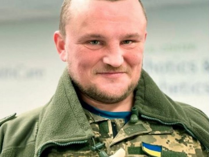 Воїн з Волині, який втратив руку під Бахмутом, стріляє з лука зубами