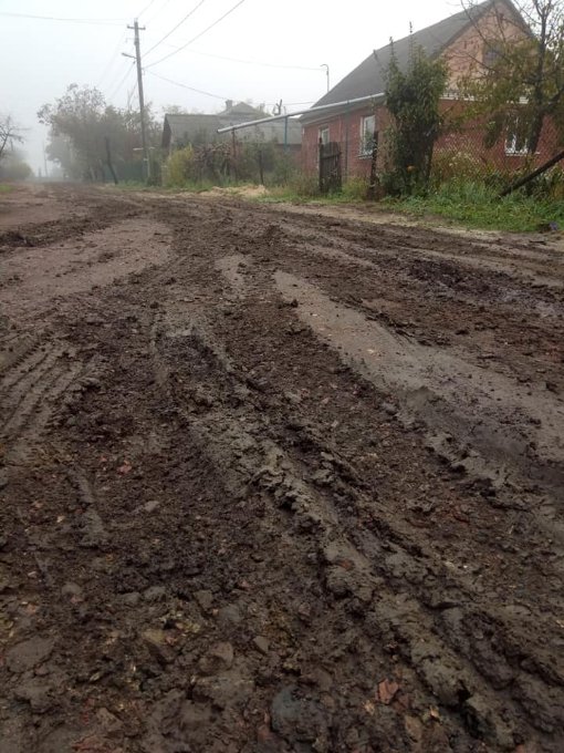 Після ремонту водогону вулиця у Нововолинську перетворилась на болото. ФООТО