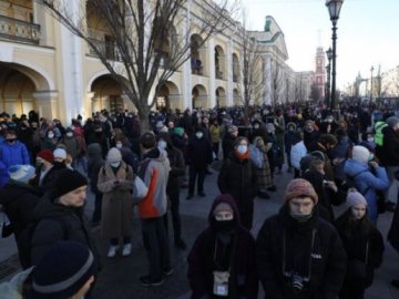 Акції проти війни пройшли у півсотні міст Росії: затримано 2700 людей. ВІДЕО