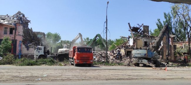 У Маріуполі окупанти для відео розстріляли житловий будинок: під завалами знайшли шестеро людей