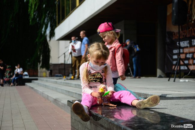 Не хочемо жити у смороді: лучани вийшли на акцію протесту. ФОТО