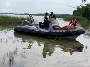 У селищі на Волині місцеві дістали з озера тіло чоловіка