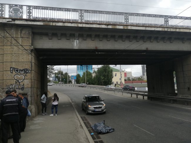 Чоловік загинув, впавши з мосту на проїжджу частину