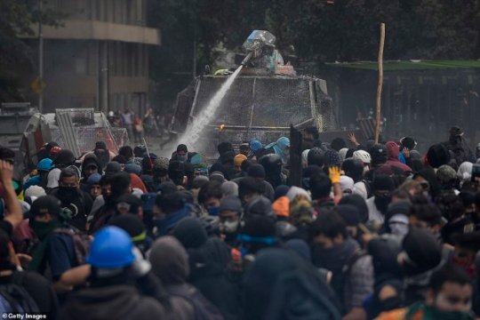 Чилійські демонстранти пограбували церкву та підпалили університет