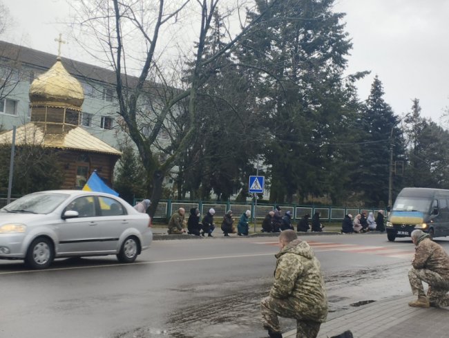 На Волині люди навколішки зустріли Героя Олександра Костюка. ФОТО