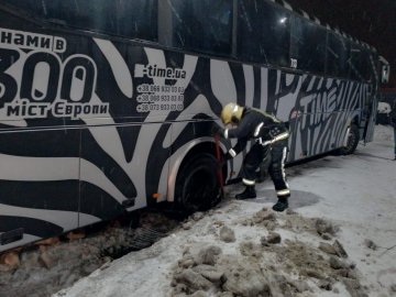 Вночі на Волині у снігу застряг рейсовий автобус з 12 пасажирами