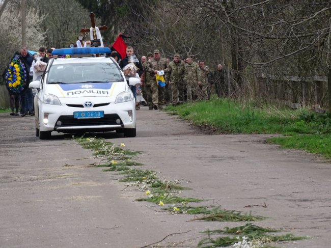 Уквітчаними вулицями провели в останню дорогу Героя з Волині Володимира Сохацького. ФОТО