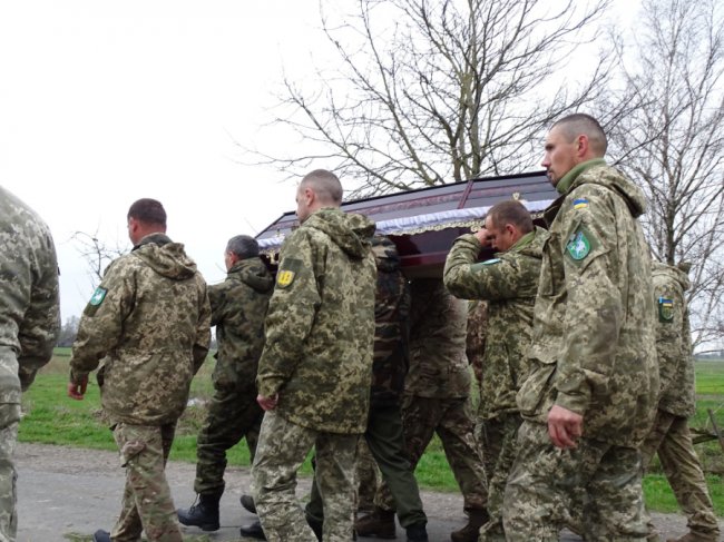 Уквітчаними вулицями провели в останню дорогу Героя з Волині Володимира Сохацького. ФОТО