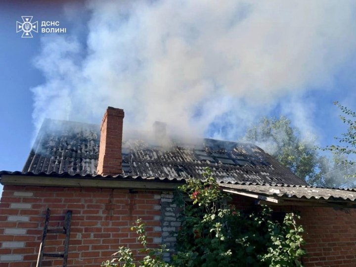 На Волині горів будинок: з пожежі врятували чоловіка та жінку