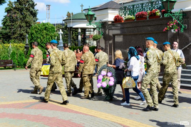 «Він був справжнім»: Луцьк попрощався із загиблим на Сході Олександром Білоусом. ФОТО