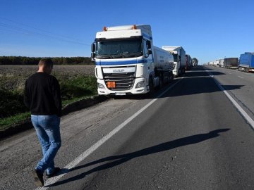 Далекобійники протестували через мобілізацію, перекривши трасу на Київ у двох областях, - ЗМІ