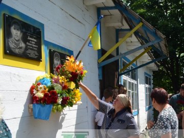 На Волині відкрили меморіальні дошки на честь Героїв Андрія Давидюка та Юрія Хвалька