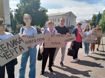 Пропусти ветерана: у центрі Луцька влаштували соціальну акцію на підтримку поранених бійців