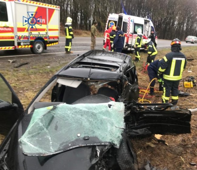 ДТП у Луцькому районі: водія вирізали рятувальники. ФОТО