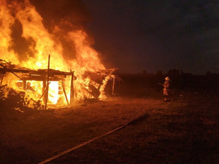 На Волині через удар блискавки загорілася господарська будівля