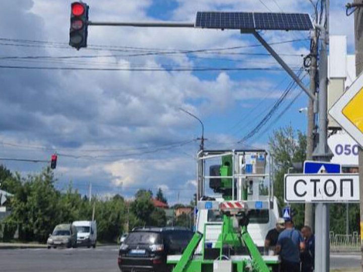 У Луцьку до кінця року ще 10 світлофорів обладнають сонячними панелями