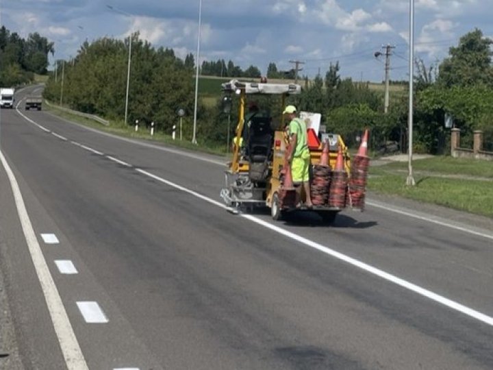 На автошляхах Волині поновлюють дорожню розмітку