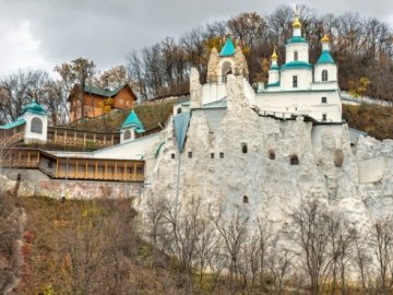 Росіяни здійснили авіаудар по Святогірській Лаврі