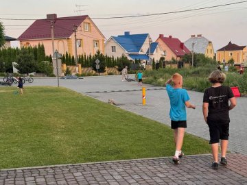 «З восьми доріг лишилася одна, яку перетворили на автобан»: після численних автопригод у Липинах хочуть знести обмежувачі руху